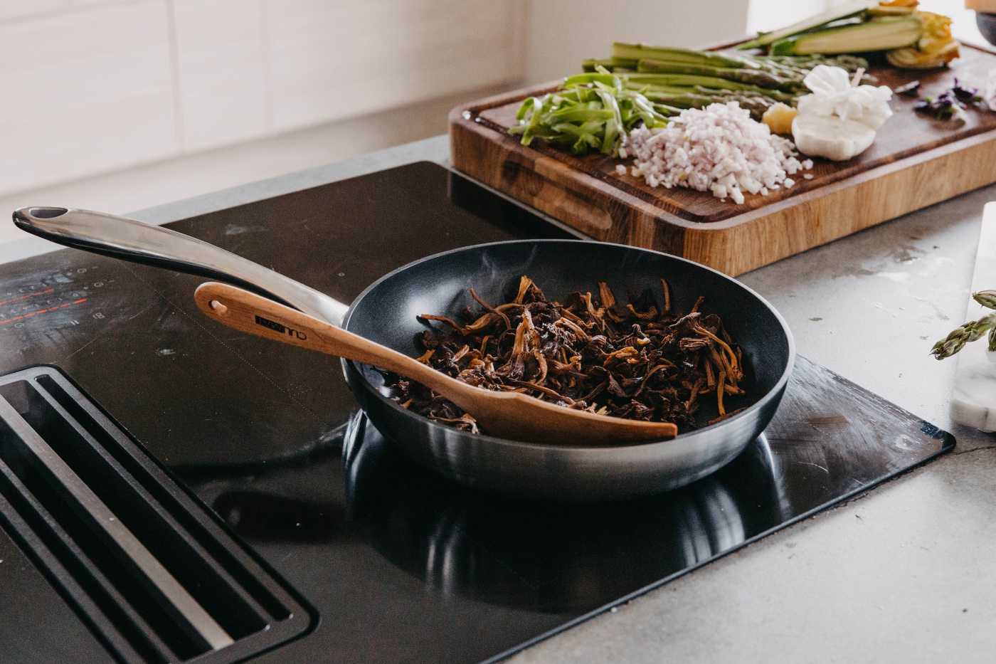 Satake frying pan in lightweight cast iron - Non-stick frying pan