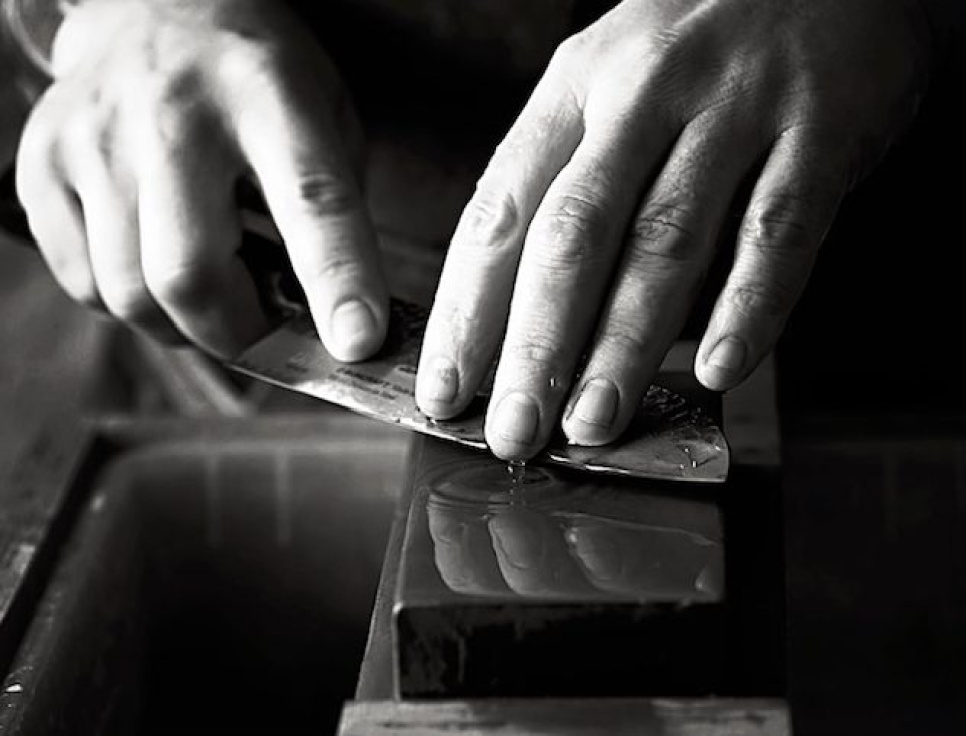 Learn to sharpen a knife on wet stone with Niklas Ekelund (Malmöbutiken) in the group at KitchenLab (1317-27040)