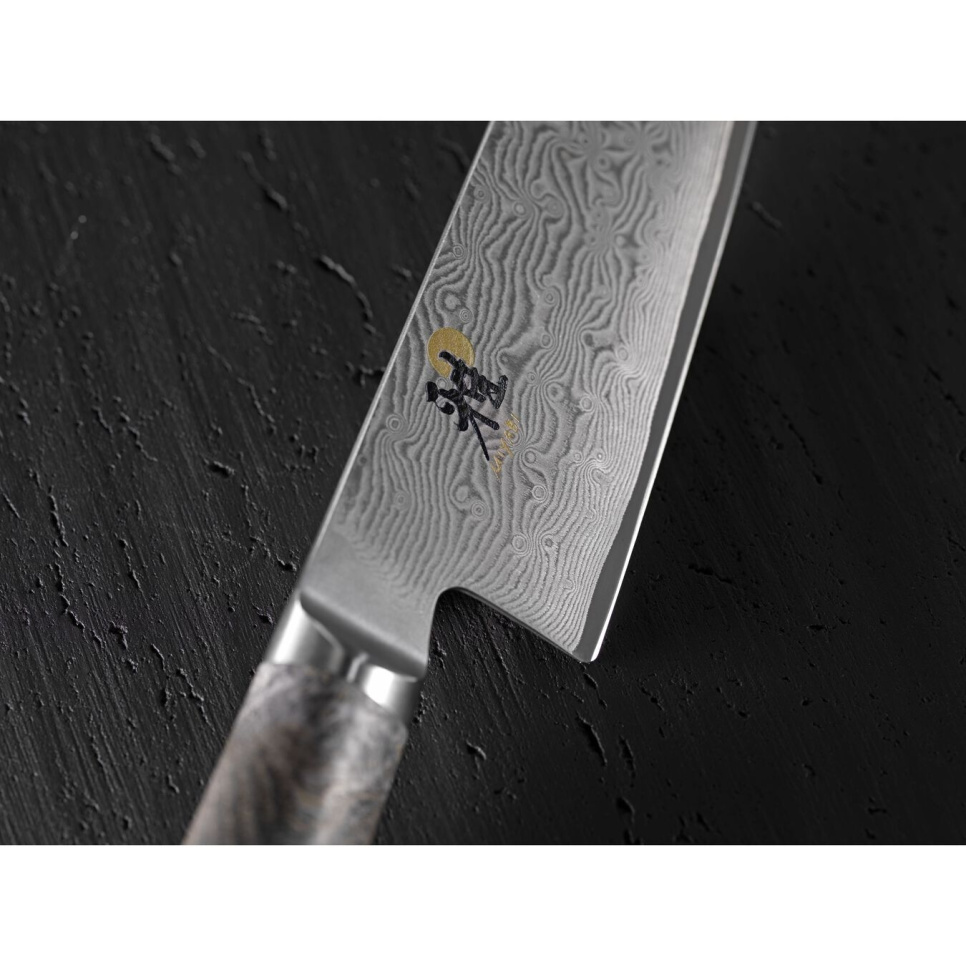 Santoku 18cm, 5000 MCD 67 avec des poignées d\'érable noir - Miyabi