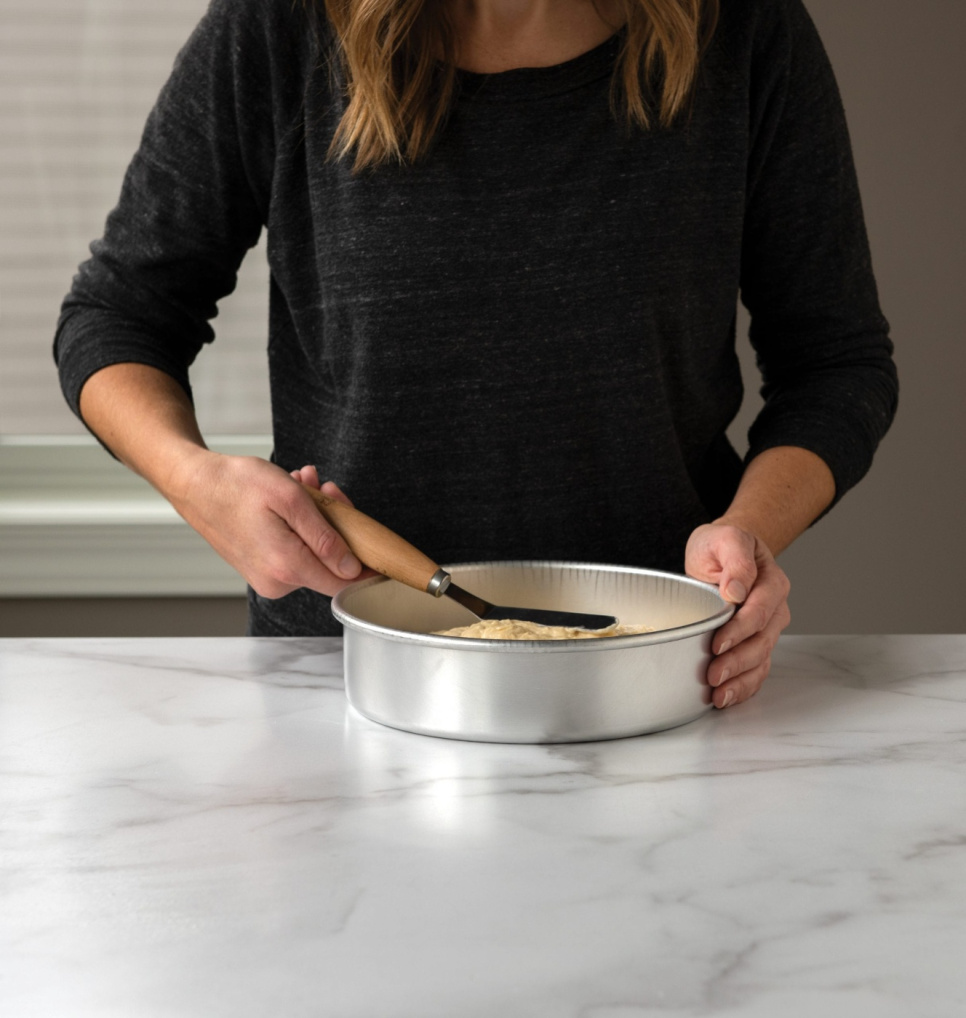 Angled cake spatula, wooden handle - Nordic Ware