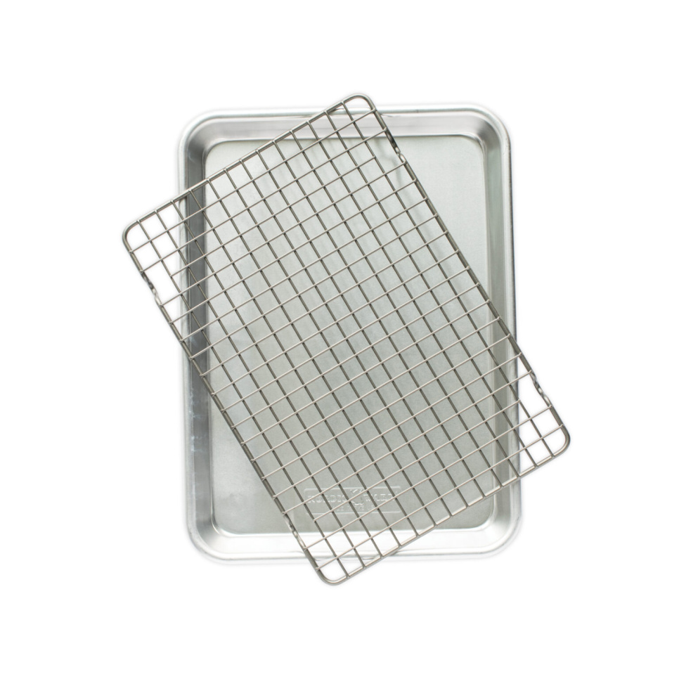 Baking sheet in with oven -safe grid, quarter sheet, naturals - Nordic Ware in the group Cooking / Oven dishes & Gastronorms / Baking trays & plates at KitchenLab (1422-27587)