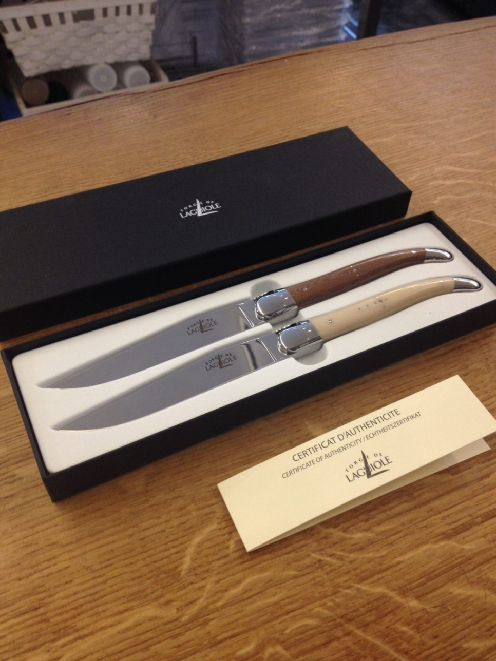 Set of 2 dining knives. Beige and chocolate coloured handle - Forge de Laguiole in the group Table setting / Cutlery / Knives at KitchenLab (1446-15867)