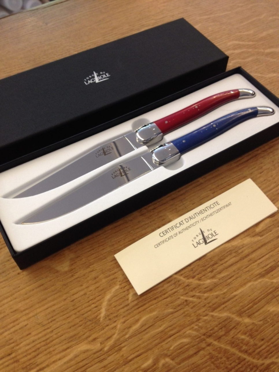 Set of 2 dining knives, red and blue handle - Forge de Laguiole in the group Table setting / Cutlery / Knives at KitchenLab (1446-15906)