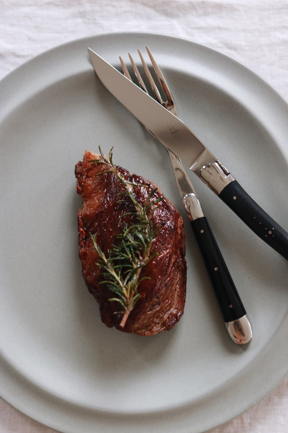 Sechs Messer, Griff aus dunklem Horn, poliert, Tradition - Forge de Laguiole