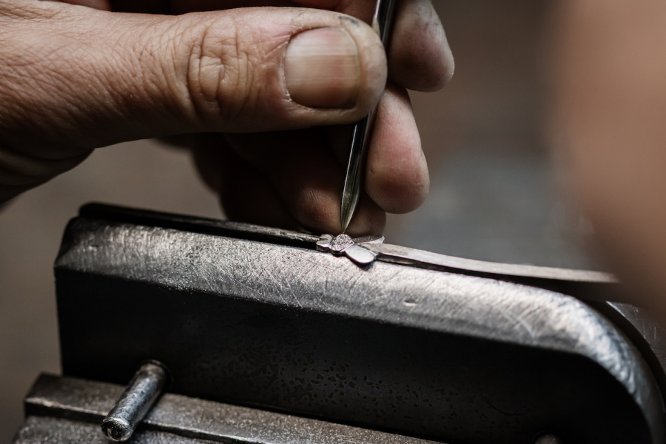 Aubra horn sommelier knife, damascened with decoration, Collection - Forge de Laguiole