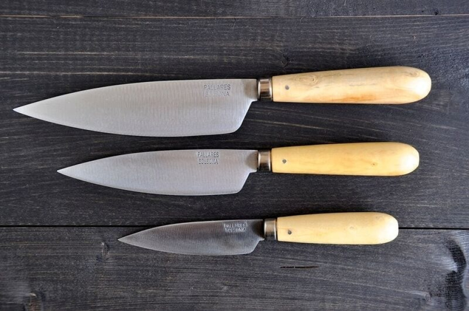 Set de couteaux 3 couteaux en acier carbone et Sacoche de couteaux - Pallarès dans le groupe Cuisine / Couteaux de cuisine / Set de couteaux l\'adresse The Kitchen Lab (1451-14539)