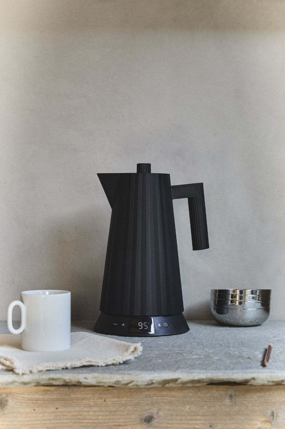 Kettle with temperature control, Plissé, Black - Alessi