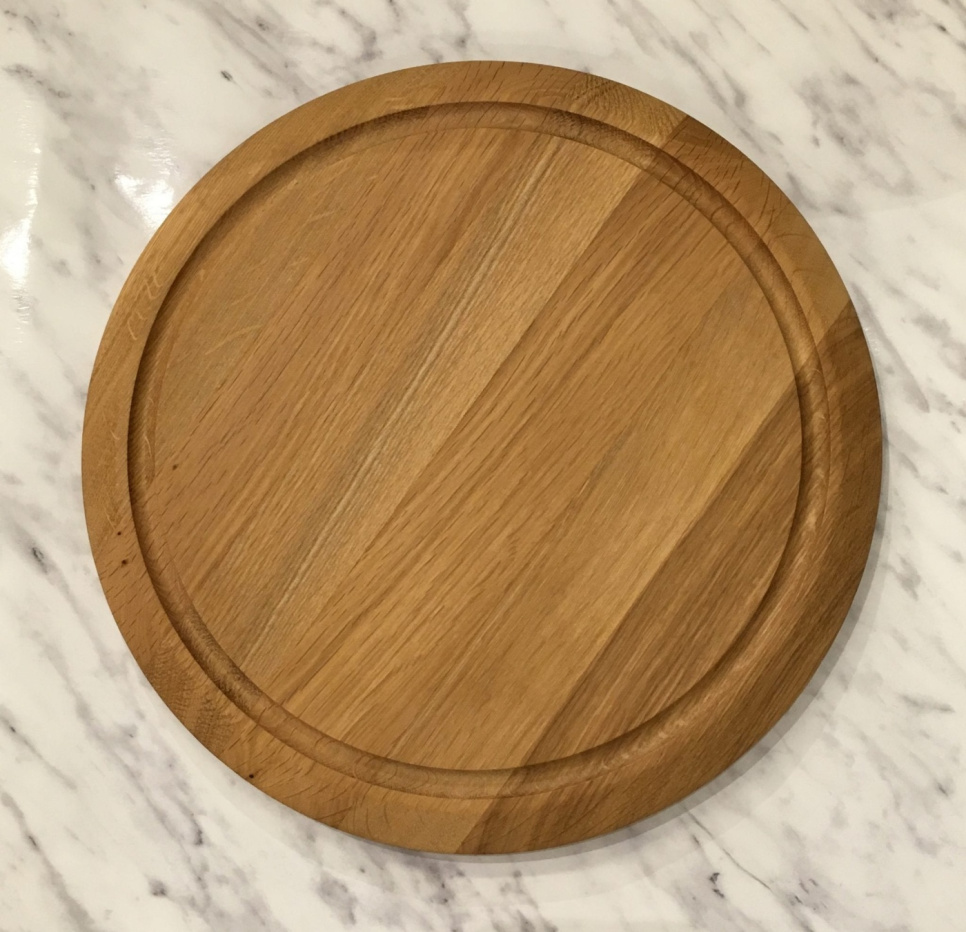 Round Chopping board, Oiled oak, Ø30cm - Breka in the group Cooking / Kitchen utensils / Chopping boards at KitchenLab (1478-13076)