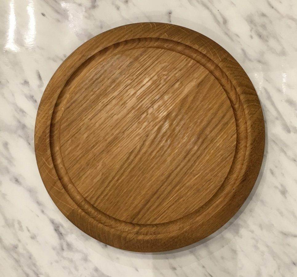 Round Chopping board, Oiled oak, Ø25cm - Breka in the group Cooking / Kitchen utensils / Chopping boards at KitchenLab (1478-13077)